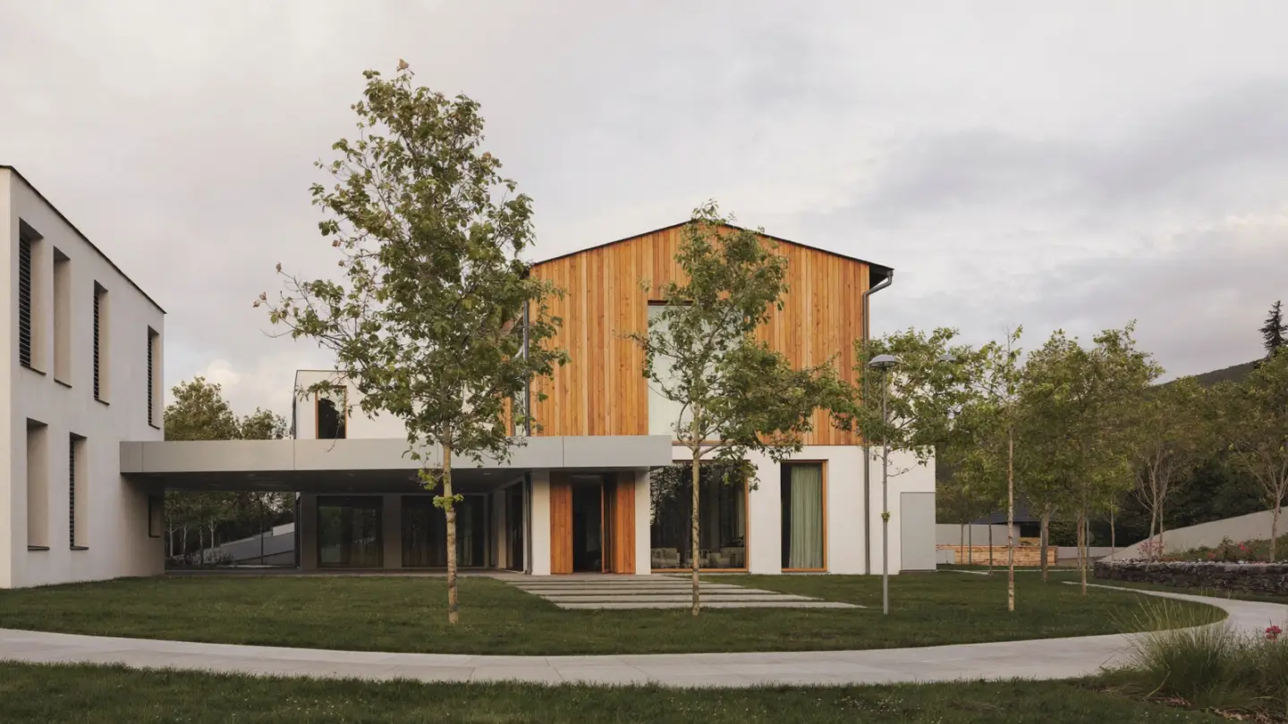Moderne Pflegeeinrichtung mit Holz- und Putzfassade, barrierefreier Eingang